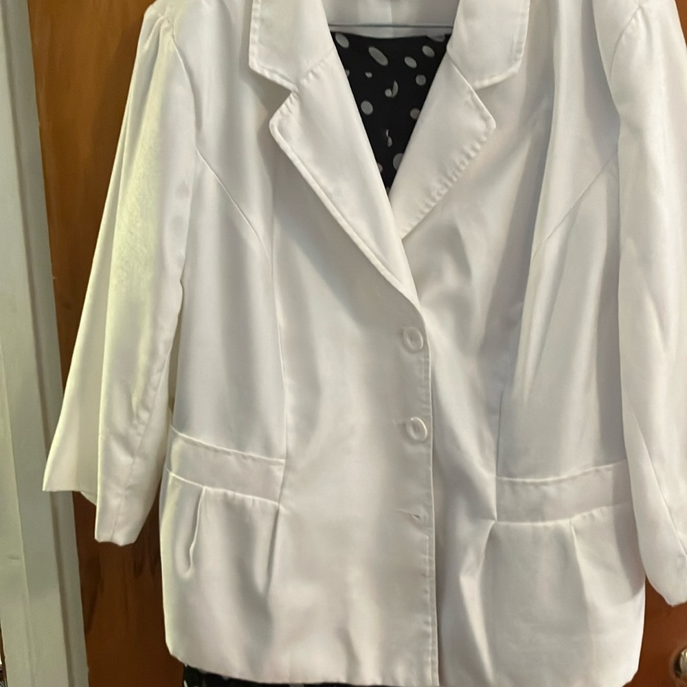 Suit Solid White Jacket With Polka Dot Skirt. - image 1